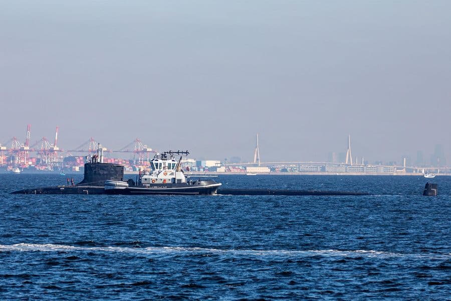 Virginia-class fast-attack submarine USS Vermont (SSN 792) transits Tokyo Bay, Oct. 10, 2026. Vermont, homeported at Pearl Harbor, Hawaii, and assigned to Submarine Squadron 1, is conducting routine operations in the U.S. 7th Fleet area of operations. U.S. 7th Fleet, the Navy’s largest forward-deployed numbered fleet, routinely interacts and operates with allies and partners in preserving a free and open Indo-Pacific. (U.S. Navy photo by Mass Communication Specialist 2nd Class Daniel G. Providakes)