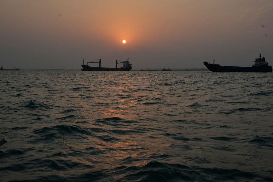 Photos show daily life in Iran on the beach along the Strait of Hormuz